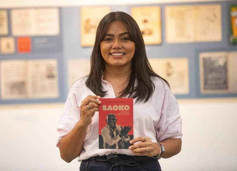 Andrea Barraza con la biografía de Wilson Manyoma. FOTO Esneyder Gutiérrez