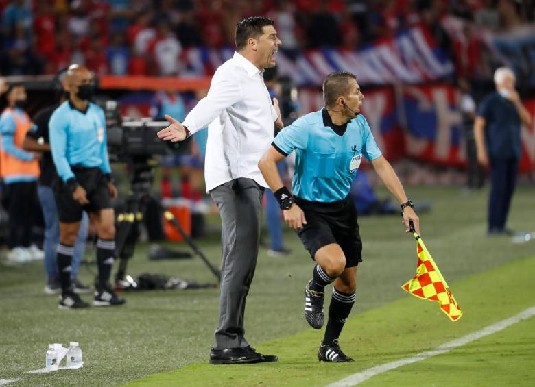 El entrenador argentino Juan Cruz Real es uno de los más queridos por la afición del América de Cali. Les dio el último título de Liga que ganaron. FOTO: MANUEL SALDARRIAGA