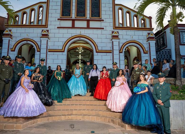 Siete jóvenes campesinas de San Luis, Antioquia, vivieron una fiesta de quinceaños apoyada por comerciantes de todo el pueblo. Foto: Gloria Ceballos, de Las Poderosas.