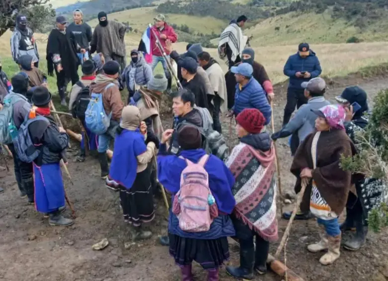Los integrantes de las comunidades indígenas de Nasa y Misak en medio de los enfrentamientos. FOTO: Tomada de redes sociales