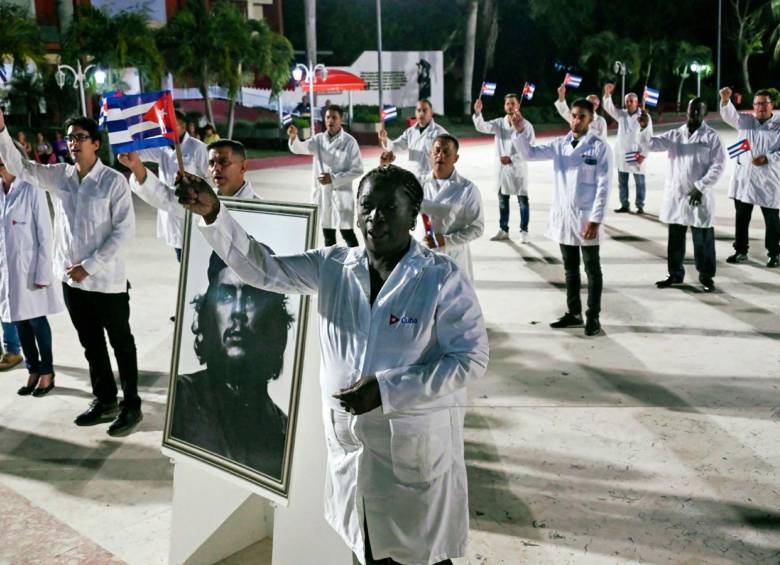Alrededor de 24.000 médicos cubanos tienen presencia en 56 países. Foto: AFP