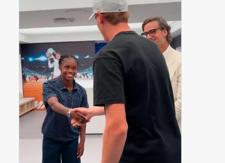La colombiana Linda Caicedo fue la única del equipo femenino del Real Madrid que hizo parte de la delegación merengue que recibió a los tenistas Iga Świątek, Jannik Sinner y Rafael Nadal en el Santiago Bernabéu. FOTO PANTALLAZO 
