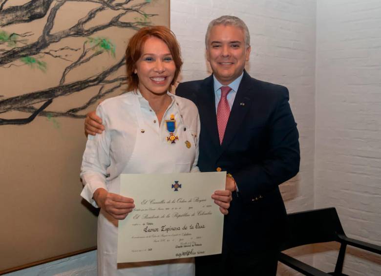 Leonor Espinosa recibe el reconocimiento de la Orden de Boyacá. FOTO Cortesía Presidencia