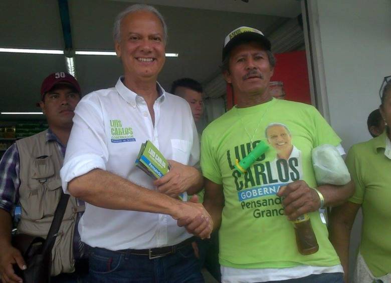 Luis Carlos Torres con la gente en la calle. FOTO: REDES SOCIALES LUIS CARLOS TORRES
