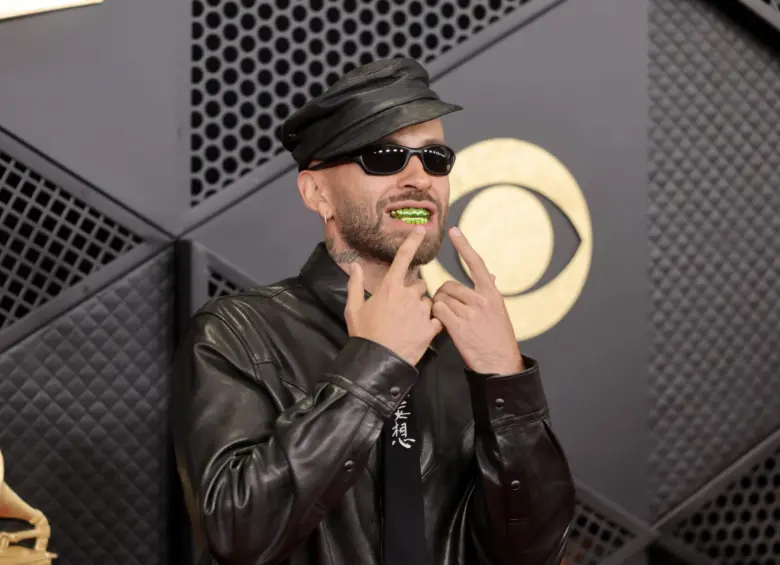 Feid con una camisa de cuero en los Premios Grammy. Foto: Getty Images
