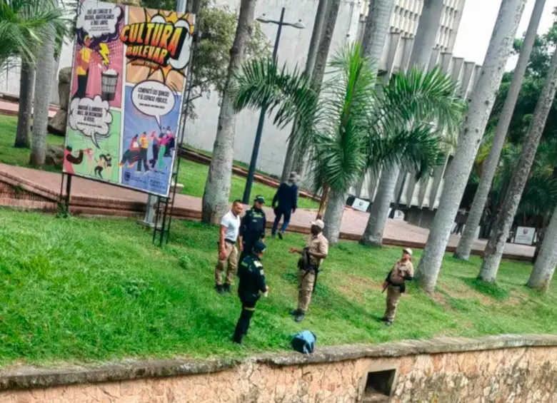 El momento en el que la Policía e integrantes de la seguridad del Centro Administrativo Municipal (CAM) de Cali encuentran el bolso que tenía la cabeza humana. FOTO: Tomada de X @personeriacali