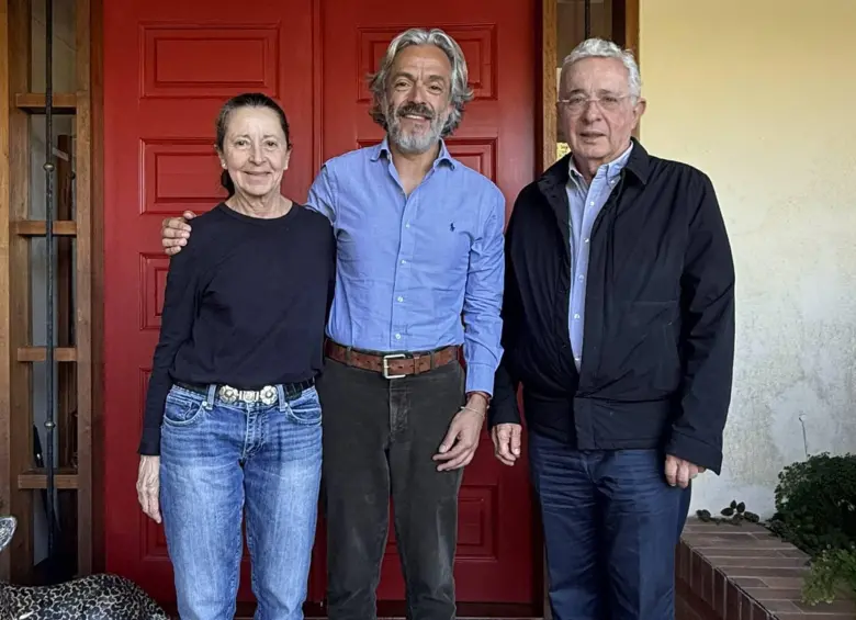 De izquierda a derecha: Lina Moreno de Uribe, ex primera dama de la Nación; el excandidato Juan Daniel Oviedo y el expresidente Álvaro Uribe. Foto: Redes sociales.