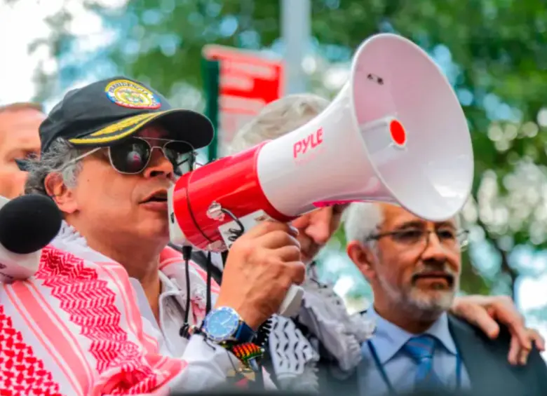 El presidente Gustavo Petro en la manifestación en Nueva York donde pedía a las Fuerzas Militares de EE. UU. que no cumplieran las ordenes de Trump. FOTO: Presidencia