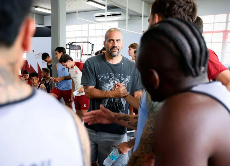 El presidente de Estudiantes de La Plata, Juan Sebastián Verón, en el centro de la foto, ha respaldado por completo a sus futbolistas. Foto: @EdelpOficial