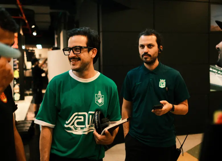 Camilo Ríos, a la izquierda y Mauricio Ríos, a la derecha, los directores de la película que Atlético Nacional estrenará en Agosto, Uno vuelve siempre. FOTO Cortesía