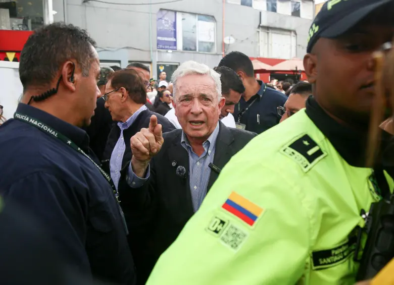 El expresidente Álvaro Uribe Vélez compartía escenario con la precandidata presidencial Paloma Valencia y otros dirigentes del Centro Democrático. Foto: Colprensa (imagen de referencia)