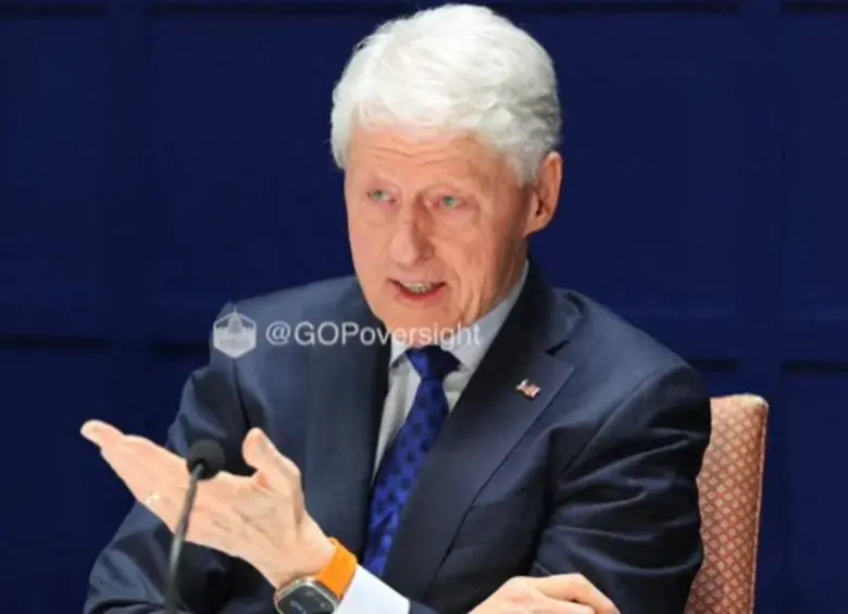 Bill Clinton en medio de sus declaraciones ante el Congreso de EE. UU. FOTO: AFP / Comité de Supervisión de la Cámara de Representantes