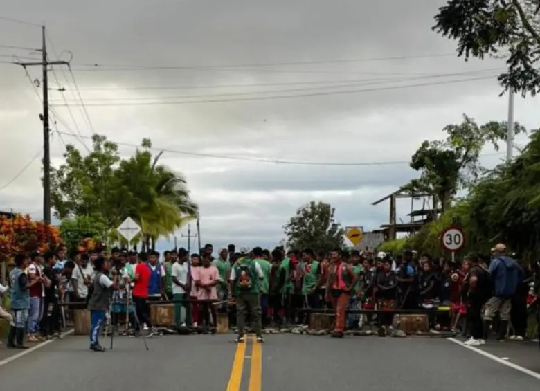 Vía bloqueada por la minga indígena entre Dabeiba y Mutatá, Antioquia. FOTO: AUTOPISTAS DE URABÁ