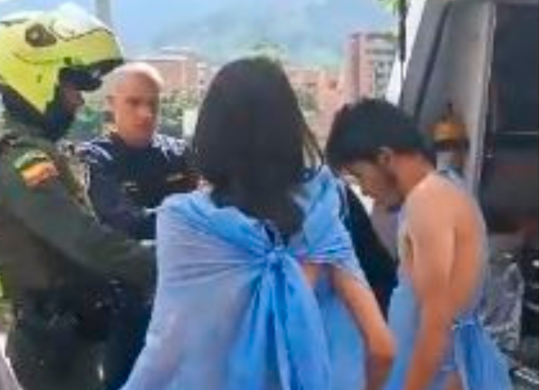 Tres personas fueron auxiliadas por las autoridades cuando caminaban desnudas por Caldas. FOTO: Cortesía