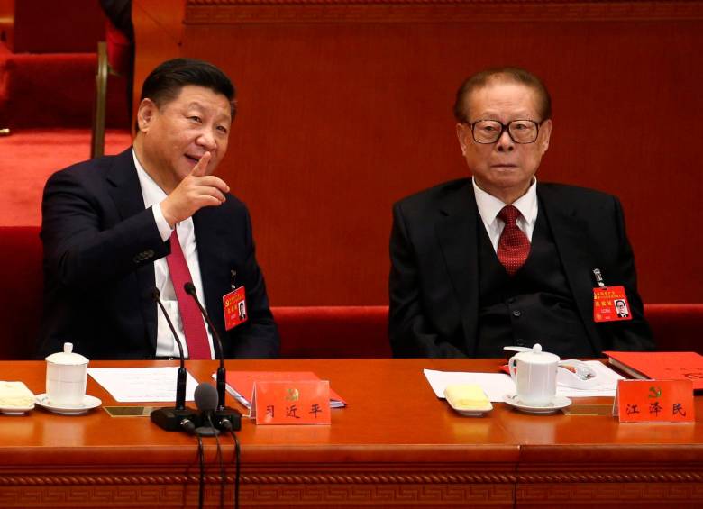 Jiang Zemin (DERECHA) fue nombrado secretario general del PCCh en 1989, año en el que también tomó las riendas del país, aunque no fue nombrado presidente hasta 1993. FOTO: EFE.