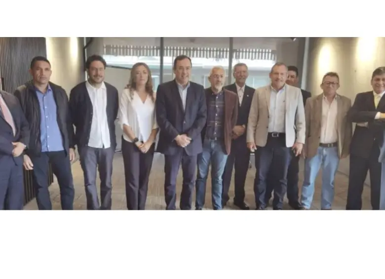  Foto publicada por Gustavo Petro. Aparecen entre otros el senador Iván Cepeda, tres generales retirados del Ejércitos, entre ellos Miguel Huertas. Foto: tomada de redes sociales