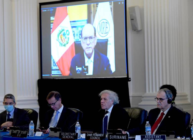 El ministro de Asuntos Exteriores de Perú, César Landa (en pantalla), pidió a la OEA que ayude a su Gobierno a promover un diálogo que ayude a superar la “crisis política”. FOTO: EFE