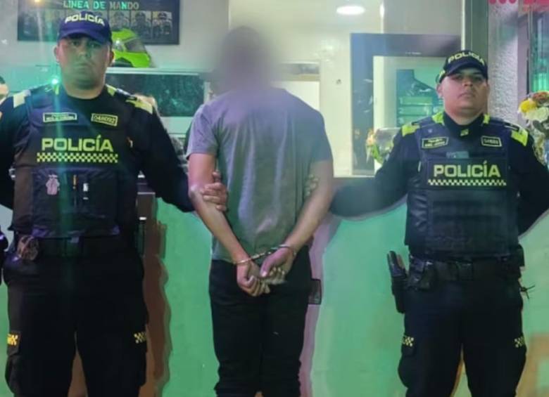 El presunto abusador, de 19 años, fue capturado luego de ser sorprendido y abordado por la familia de la menor, de manera que para escapar saltó de un cuarto piso. FOTO: CAPTURA VIDEO POLICÍA METROPOLITANA DE BOGOTÁ