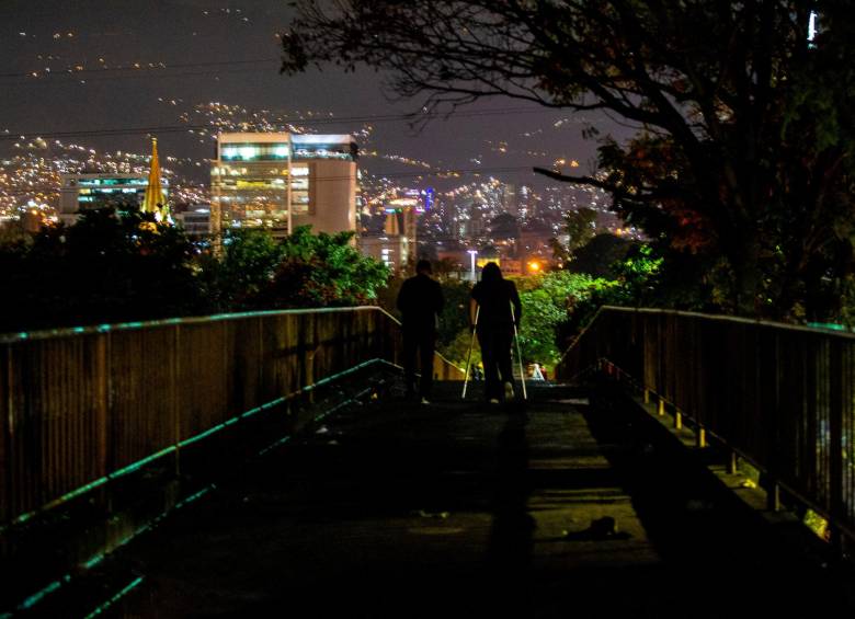 En general, la infraestructura está deteriorada. Las luces públicas funcionan a medias o se las roban en la noche, el lugar queda en una semioscuridad que propicia los robos y el raponazo. Fotos Camilo Suárez