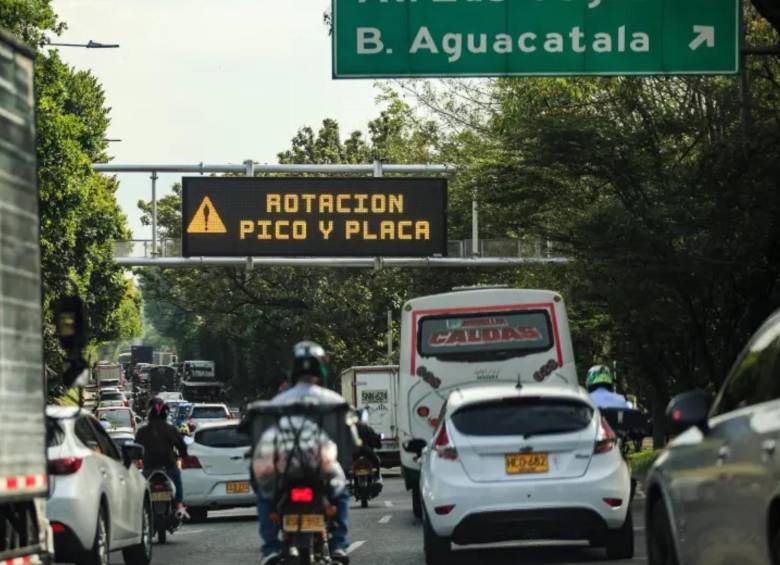Con la llegada de la nueva rotación del pico y placa para el segundo semestre de 2026, la movilidad en el Valle de Aburrá exige a los conductores actualizar sus mapas de ruta. FOTO: El Colombiano