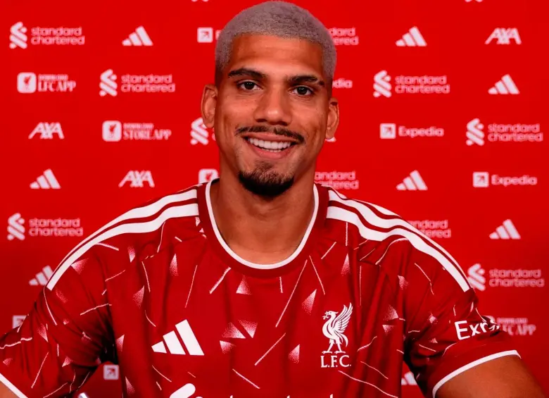 El defensor uruguayo, Ronald Araujo, ya posa con la camiseta del Liverpool. FOTO: X LFC