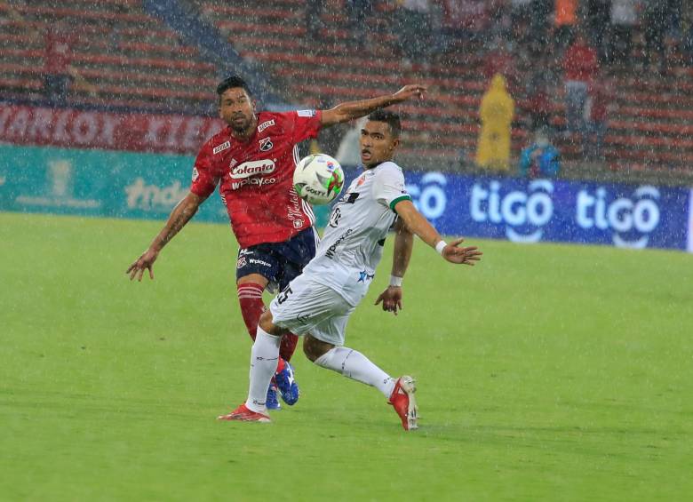 Christian Marrugo remata a la portería. FOTO Jaime pérez.