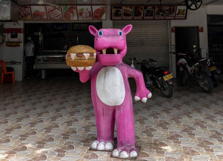 Uso de la figura de un hipopótamo para vender hamburguesas en un local del corregimiento de Doradal. FOTO Adrian Franco