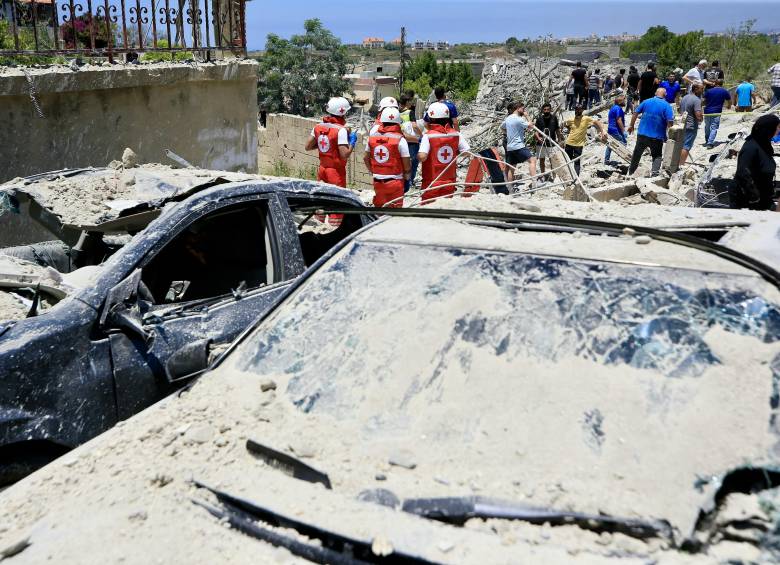 Imagen real de la guerra en Irán. Aquí, los servicios de emergencia se congregan en el lugar del ataque aéreo israelí que tuvo como objetivo la aldea libanesa de Qennarit, en el sur del país, el 20 de junio de 2026. Los medios de comunicación y los gobierno hoy se enfrentan a que imágenes reales sean retocadas o cambiadas con IA. Foto: AFP