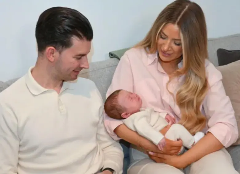 Grace Bell junto a su esposo y su pequeño Hugo. FOTO: Womb Transplant UK