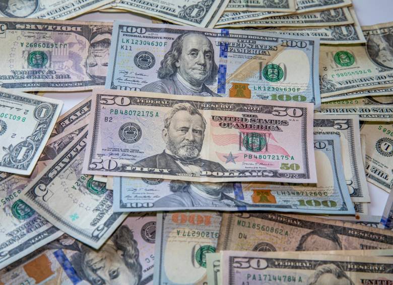 El precio del dólar bajó antes de llegar a los $5.000. Foto: Carlos Velásquez