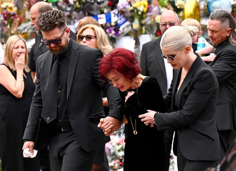 Sharon Osbourne, viuda del músico, depositó flores en el puente Black Sabbath, rodeada de sus hijos Jack, Kelly y Aimee. FOTO Getty