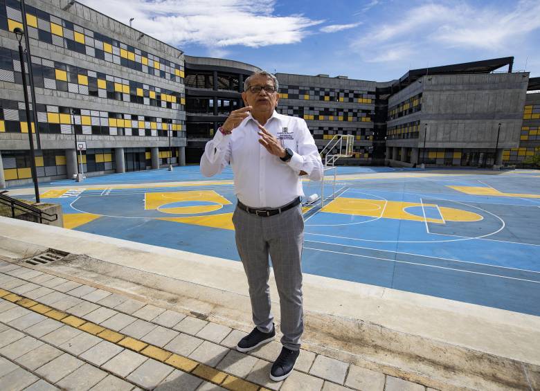 El exdirector de Sapiencia Carlos Alberto Chaparro, uno de los llamados por la Personería, en una de las sedes de la entidad. Foto: Manuel Saldarriaga Quintero