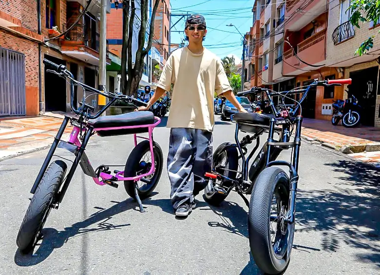 Este es Mateo Bonolly González junto a los dos modelos de bicicletas eléctricas que ha construido hasta ahora. FOTO: Julio César Herrera.