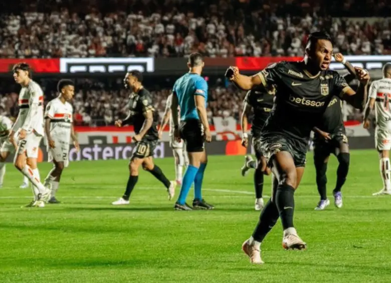 Este fue el gesto que le costó a Edwin Cardona la expulsión en la llave ante Sao Paulo. Foto: redes sociales 