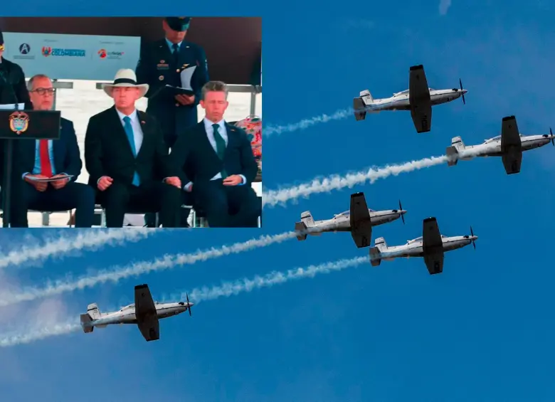 La Fuerza Aeroespacial Colombiana se hizo presente en la inauguración de la Feria. Con una escuadrilla de sus aviones de hélice Texan II T-6 desarrolló varias piruetas. A la derecha, el Gripen. FOTOS Julio César Herrera