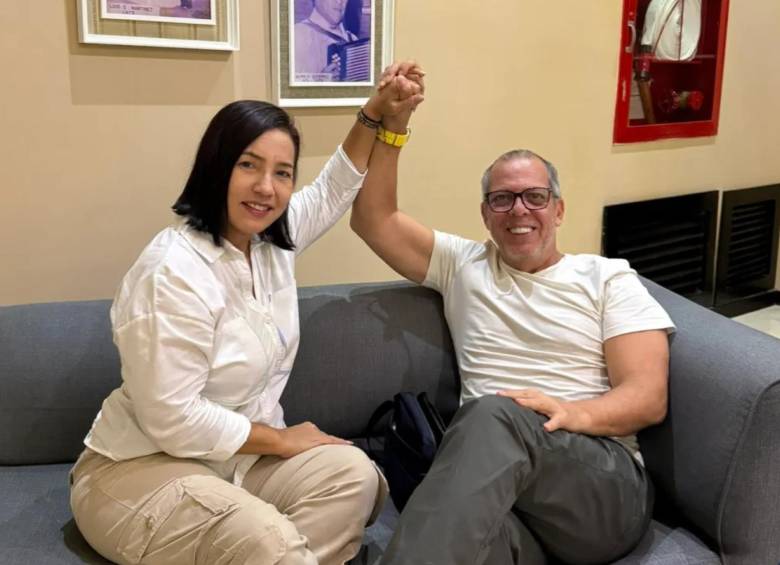 Alexandra Pineda junto a Alfredo Saade. FOTO: REDES SOCIALES.