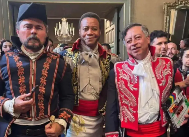 El presidente Gustavo Petro posa con trajes de la época de la independencia junto al cuestionado actor Cuba Gooding Jr. y el actor colombiano Luis Alfredo “Lucho” Velasco. Foto: Caracol Radio.