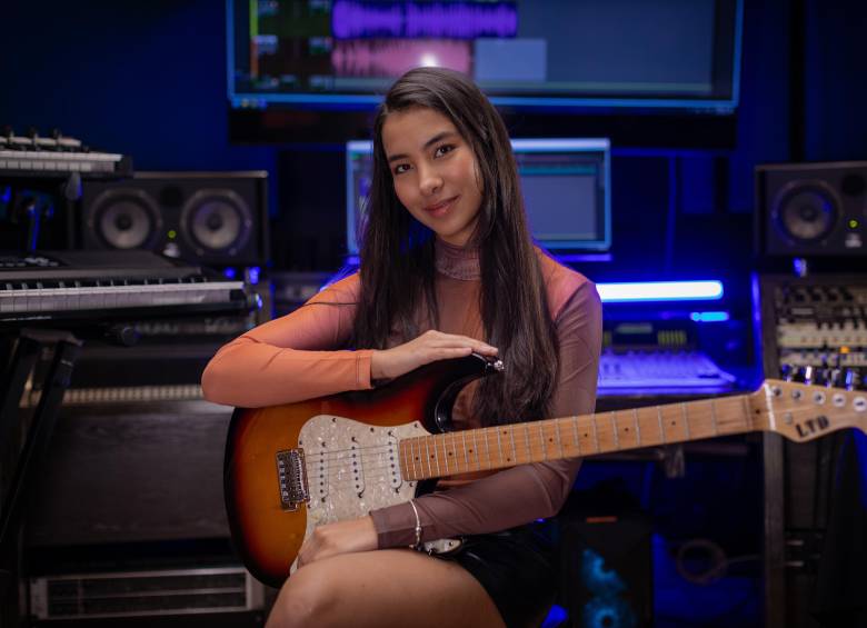 Productora y docente, Cami Granados rompe esquemas en un campo dominado por hombres. En el laboratorio aprendió a combinar técnica, creatividad y gestión artística. FOTO cortesía