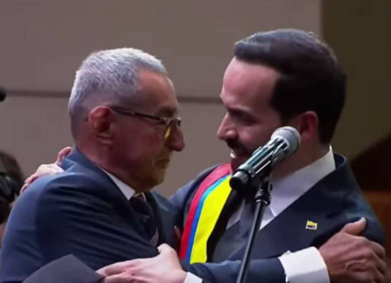 Luis Felipe abrazó en la tarima a Abelardo de la Espriella en la tarima del USC. Foto: Captura video transmisión redes sociales