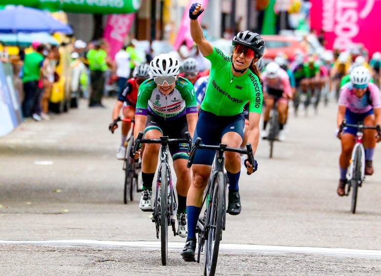 Diana Peñuela ha estado en cinco de las diez ediciones de la Vuelta a Colombia Femenina, en la cual es una de sus protagonistas. FOTO CORTESÍA @ciclismoenlinea