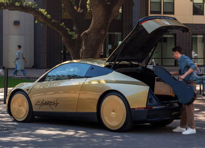 El despliegue del Cybercab en las vías de Austin marca el inicio de una nueva generación de vehículos autónomos que eliminan por completo la presencia de pedales y volante. FOTO: Tesla