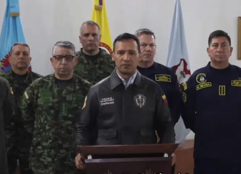 El ministro dio el anuncio acompañado de diferentes funcionarios de la Fuerza Pública. Foto: captura de video.