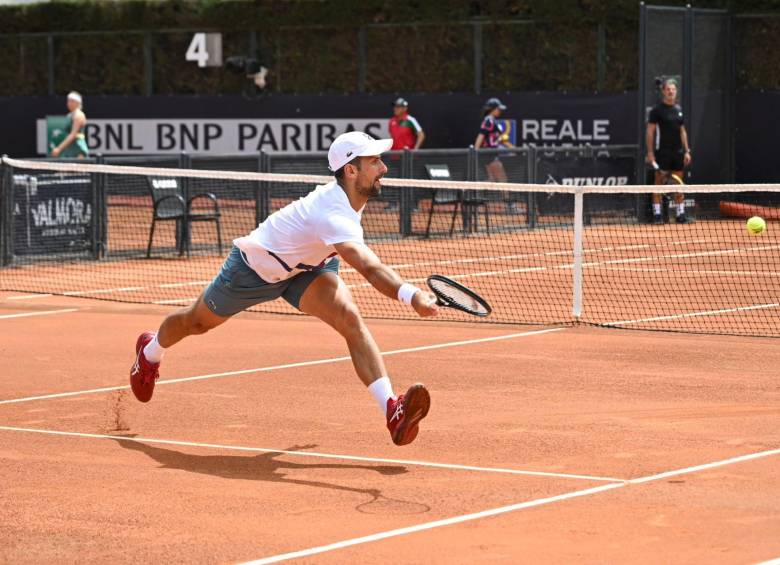 El tenista serbio en medio de un entrenamiento en Roland Garros. FOTO: CUENTA DE X @DjokerNole
