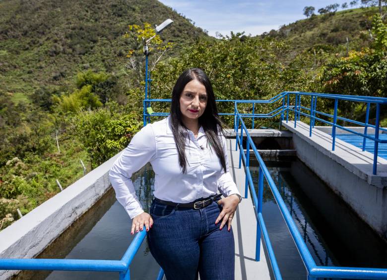Para Alejandra, ser líder significa acompañar, escuchar y cooperar, así ha liderado la Empresa de Servicios Públicos de Guadalupe. FOTO JULIO CÉSAR HERRERA