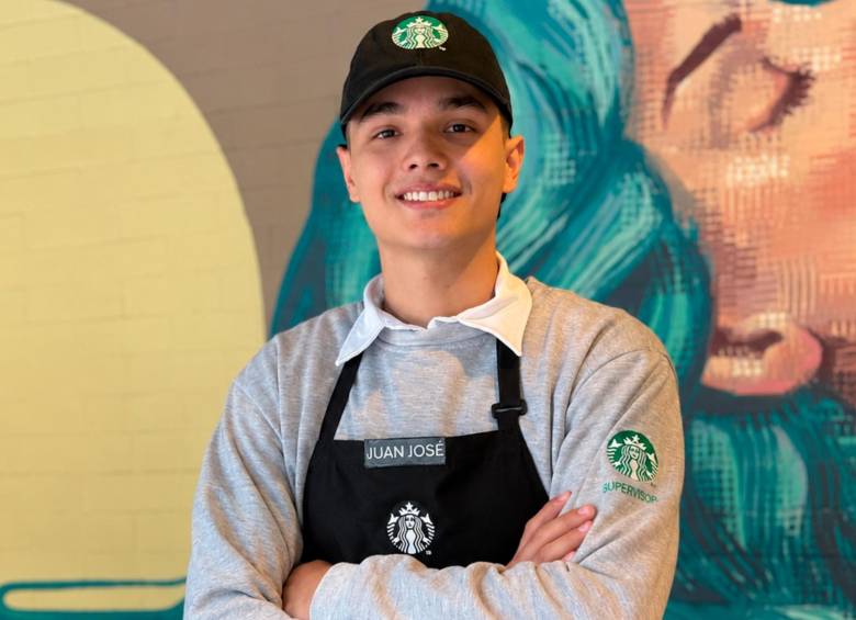 Juan José Córdoba trabaja en el Starbucks de Laureles y es el primer colombiano en ganar este premio. Tiene 21 años. FOTO Cortesía