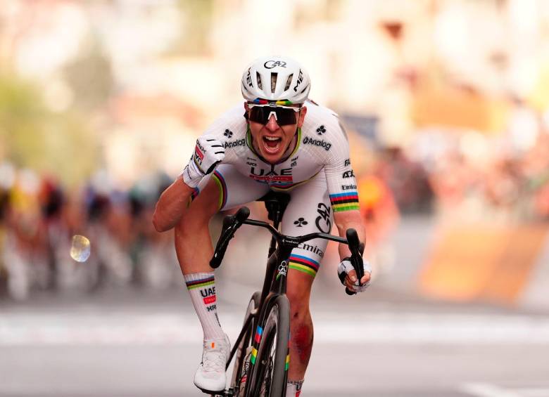 Tadej Pogacar continúa agrandando su leyenda en el ciclismo, esta vez al ganar la Milán-San Remo. FOTO 