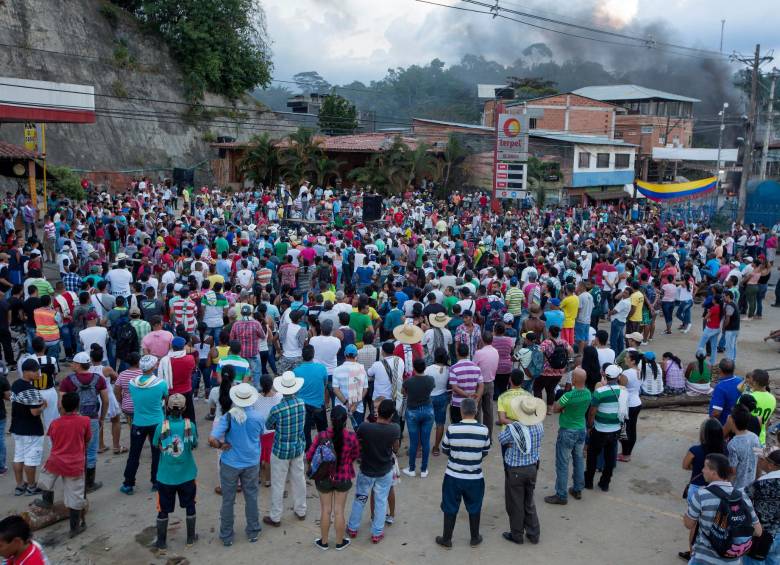 Las manifestaciones continúan mientras gobierno y representantes de mineros buscan llegar a mesas de diálogo. FOTO: Manuel Saldarriaga
