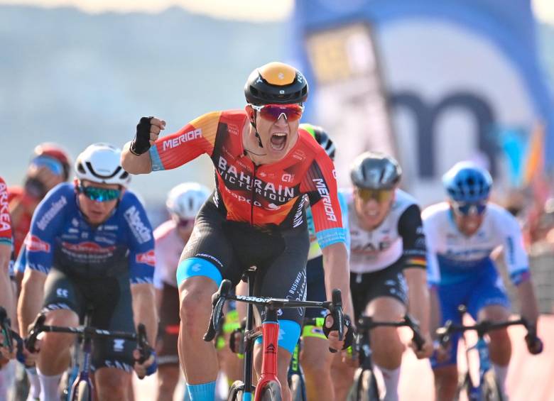 El joven italiano Jonathan Milan, que hace parte del Bahrain Victorius, se convirtió en el primer italiano en ganar una etapa en la edición 2023 del Giro . FOTO: TOMADA DEL TWITTER DE @giroditalia