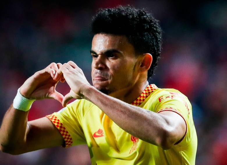 Tras su brillante actuación, los compañeros de Díaz no dudaron en acercársele para felicitarlo. Se consolida en uno de los equipos más poderosos del fútbol. FOTO EFE