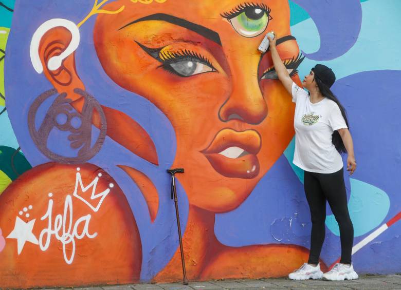 “Jefa” es una artista empírica nacida en Cartagena. Aquí junto al mural Mi sexto sentido de su autoria. FOTO Manuel Saldarriaga